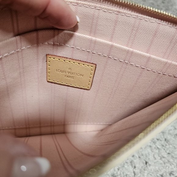 Authentic Louis Vuitton wristlet/bag - Picture 4 of 5